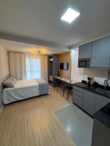 Η κουζίνα ή μικρή κουζίνα στο Studio aconchegante, moderno e completo