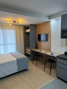 Μια τηλεόραση ή/και κέντρο ψυχαγωγίας στο Studio aconchegante, moderno e completo