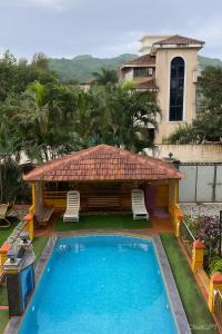 una piscina frente a una casa en Golden Ring Resort, en Lonavala