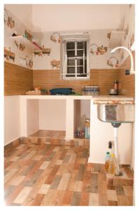 une cuisine avec un évier et un comptoir dans l'établissement Mubeen beach villa, à Pondichéry 10 autres photos