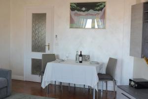 une table de salle à manger avec une nappe blanche et des bouteilles de vin dans l'établissement Borgo Navile Apartment, à Turin