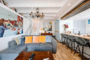 a living room with a couch and a bar at Les coques bleues in Granville
