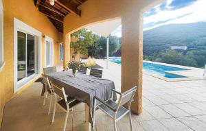 comedor con mesa, sillas y piscina en Lovely Home In Roquebrun With Private Swimming Pool, Can Be Inside Or Outside, en Vieussan 22 fotos más