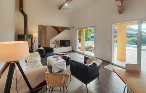 Una sala de estar con un sofá y sillas y una mesa. en Lovely Home In Roquebrun With Private Swimming Pool, Can Be Inside Or Outside, en Vieussan