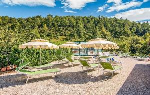a group of lawn chairs and umbrellas at Country House Chiciabocca in Apecchio +14 photos