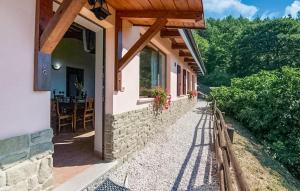 ein Haus mit einer Steinmauer und einer Terrasse in der Unterkunft Country House Chiciabocca in Apecchio