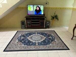 Televisyen dan/atau pusat hiburan di Neeta Homestay +7 gambar