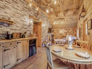 a kitchen and dining room with a table and chairs at The Retreat - Uk50421 in Bisterne