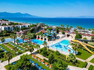 eine Luftaufnahme eines Resorts mit einem Wasserpark in der Unterkunft Risus Beach Resort Hotel in Kusadası