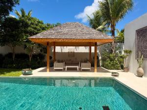 Kolam renang di atau dekat dengan Peaceful villa in the heart of the Anchan Tropicana project