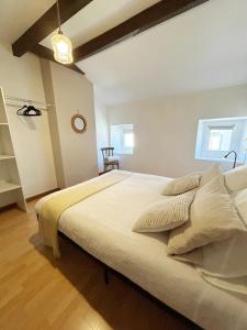 MontgaillardにあるMaison de village centre Ariège proche Foixのベッドルーム(大きな白いベッド、椅子付) +17枚の写真