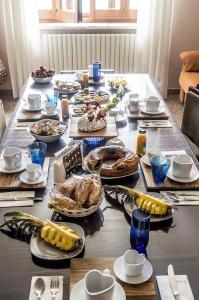 uma mesa longa com pratos de comida em Creta Rossa em Larino