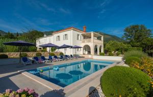 Bazén v ubytování Cypress Paradise by Villas Guide nebo v jeho okolí