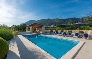 Nespecifikovaný výhled na hory nebo výhled na hory při pohledu z vily