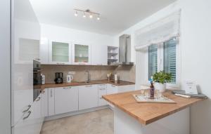 Kuchyň nebo kuchyňský kout v ubytování Cypress Paradise by Villas Guide