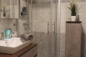 Ένα μπάνιο στο PiMa aan Zee Julianadorp - charmantes Appartement für bis zu 2 Personen in unmittelbarer Nähe zum Strand - Haustiere herzlich willkommen