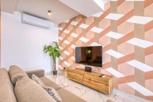 TV a/nebo společenská místnost v ubytování 2BR Gozo Escape with Private Tub & Backyard by 360 Estates + 39 fotografií