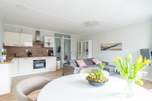 Kuchyň nebo kuchyňský kout v ubytování Dünenloft 53 Ameland - tolle, komplett renovierte Ferienwohnung für bis zu 4 Personen - Haustiere herzlich willkommen - Balkon ausgerichtet nach Süden