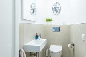 Koupelna v ubytování Dünenloft 53 Ameland - tolle, komplett renovierte Ferienwohnung für bis zu 4 Personen - Haustiere herzlich willkommen - Balkon ausgerichtet nach Süden + 12 fotografií