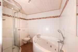 e bagno con doccia, vasca e servizi igienici. di Skipper Asterix Greetsiel für max. 4 Personen - Haustiere herzlich willkommen, direkt am Hafen a Greetsiel Altre 17 foto