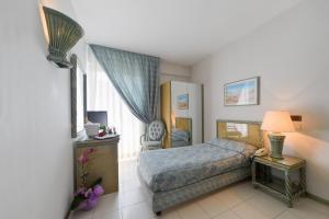 Rúm í herbergi á Hotel Ambasciatori