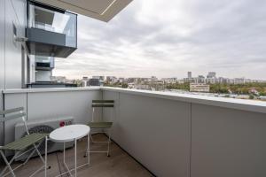 ein Balkon mit Blick auf die Skyline der Stadt in der Unterkunft Studio Quattro Cortina North Stay in Voluntari