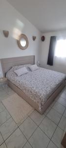a bed with two pillows on it in a bedroom at Le Cocon des Vignes in Vidauban