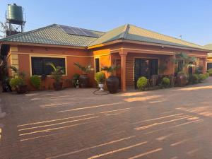 una casa con muchas plantas delante de ella en Cn PROPERTIES, en Lusaka