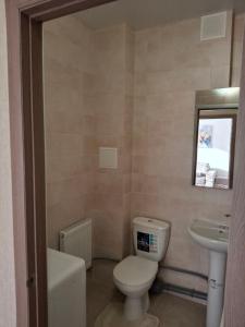 une salle de bain avec des toilettes blanches et un lavabo dans l'établissement Апартаменты на Седьмом Небесне, à Odessa