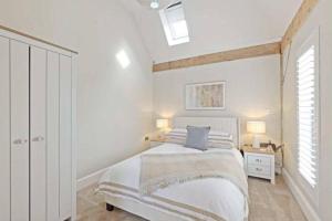 Fotografie z fotogalerie ubytování Cedar Barn Getaway 3 Bed Sleeps 6 Parking v destinaci Bromsgrove