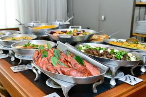 un buffet lleno de diferentes tipos de comida en Clarion Faria Lima, en São Paulo