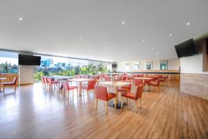 a dining room with tables and chairs and television at Gamma Ciudad de Mexico Santa Fe in Mexico City