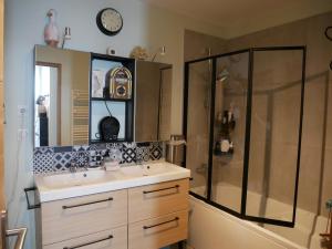 Gallery image of Bubbles and Granules - Single-storey house - Swimming pool in Provin