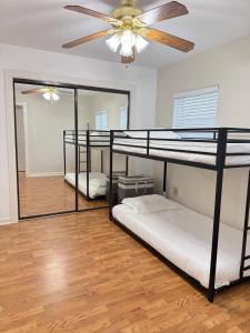 Φωτογραφία από το άλμπουμ του Waterfront 3BR 2BA Home near Kemah NASA Galveston σε La Porte