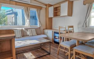 una sala de estar con un sofá y una mesa en 2 Bedroom Lovely Home In Göteborgs, en Gotemburgo