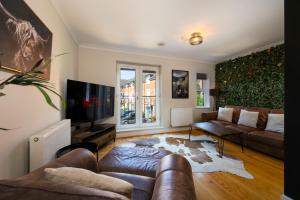 a living room with a couch and a tv at Messiter Hideout in Willington