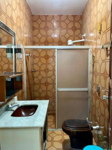 a bathroom with a sink and a toilet at Caminho da promessa 02 centro ar cozinha in Juazeiro do Norte