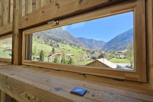 d'une fenêtre avec vue sur la montagne. dans l'établissement Grand appartement luxueux au milieu des montagnes, à Glières-Val-de-Borne