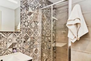 a bathroom with a shower and a white sink at La Cremaillere Hôtel-Restaurant in Courseulles-sur-Mer