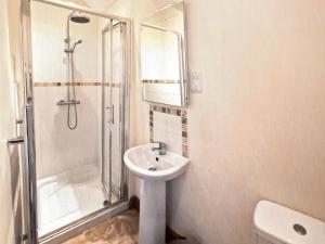 Un baño con lavabo y ducha y un lavabo. en The Dairy - Uk38051, en West Pennard