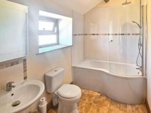 Un baño con bañera, inodoro y lavabo. en The Dairy - Uk38051, en West Pennard