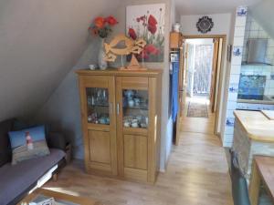 NeuschooNEU! Ferienwohnung Sonnenschein OG的阁楼里有一间带木制橱柜的房间
