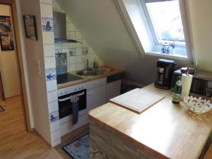 NeuschooNEU! Ferienwohnung Sonnenschein OG的配有炉灶、水槽和窗户的厨房 更多4张照片
