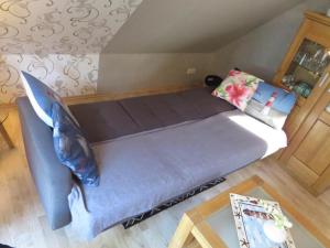 NeuschooNEU! Ferienwohnung Sonnenschein OG的一张大床,位于带桌子的房间