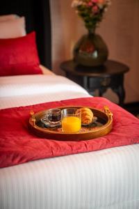 ダカールにあるThe Palms Villa Luxury Boutique Hotelのベッドの上にトレイ(オレンジジュース、クロワッサン) +19枚の写真
