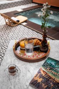 ダカールにあるThe Palms Villa Luxury Boutique Hotelのプールサイドテーブルのトレイ