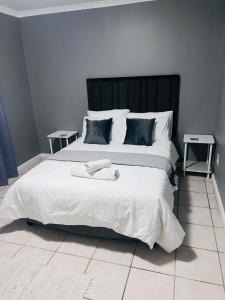 Postel nebo postele na pokoji v ubytování Entire Modern, Secure & Central Flat in Milnerton
