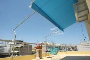 balkon z hydrantem i krzesłami na dachu w obiekcie Lovely Studio With Amazing Terrace w Atenach +1 zdjęcie