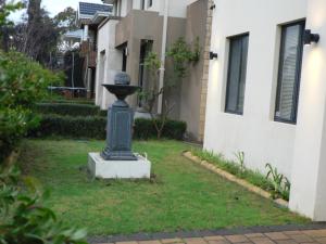 Κήπος έξω από το Master retreat at Private Estate Near Perth CBD