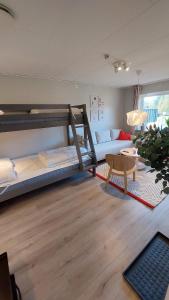 Likenäsにある4 Bed apartment close to Branäsの二段ベッド2台とソファのある部屋